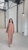 Laad en speel video af in Galerijviewer, ABAYA BEIGE/HAZELNUT